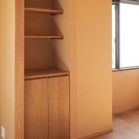 目黒区自由が丘の賃貸物件/壁に造り付けられた棚は、本や小物を飾るのにちょうどいいサイズ感。さりげないが、ありがたい存在