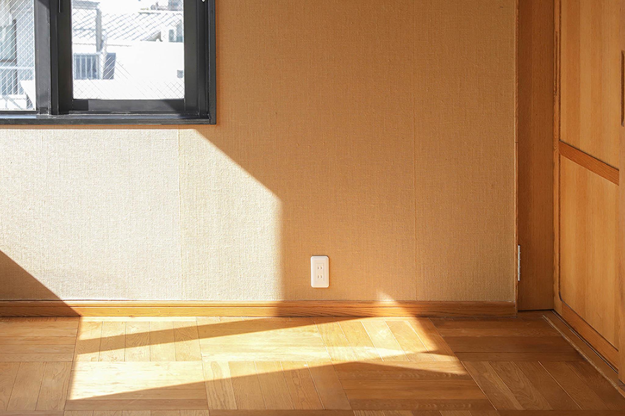 目黒区自由が丘の賃貸物件/窓から差し込む光がフローリングに美しい影を落とす。素材の温かみが感じられる一枚