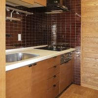 目黒区自由が丘の賃貸物件/ダークブラウンのタイルと木のキャビネットが渋く決まったキッチン