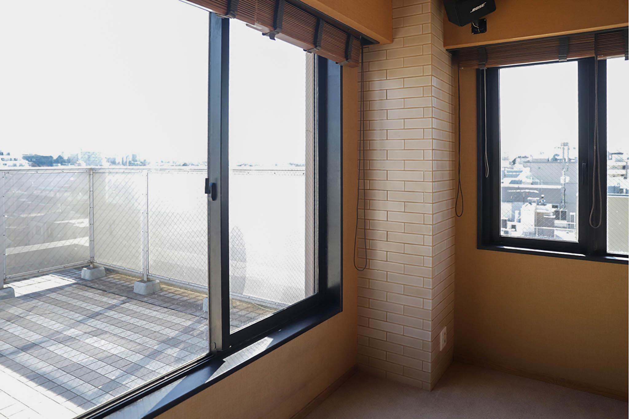 目黒区自由が丘の賃貸物件/ルーフバルコニーへ続く窓と、サイドの窓
