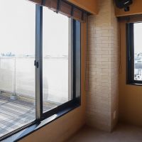 目黒区自由が丘の賃貸物件/ルーフバルコニーへ続く窓と、サイドの窓