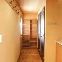 目黒区自由が丘の賃貸物件/フックと造り付け棚が充実した広めの玄関廊下。帰宅後の動線がすっきり整えられている