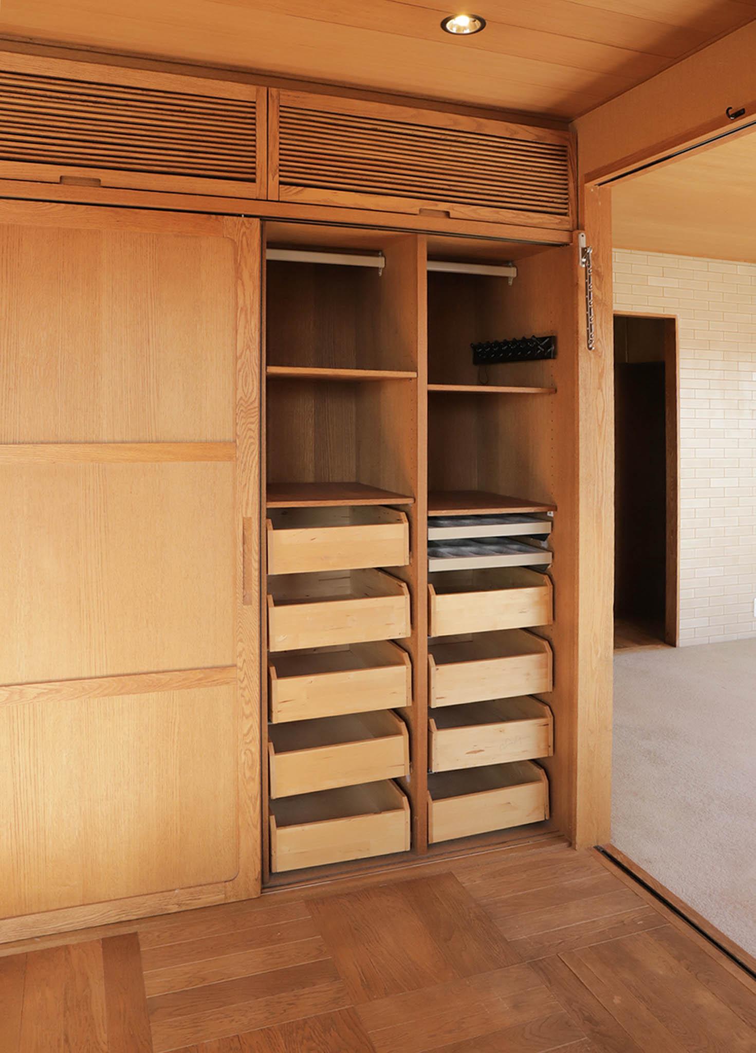 目黒区自由が丘の賃貸物件/クローゼットの中は棚と引き出しを組み合わせた使いやすい造り。衣類もすっきり整理できる