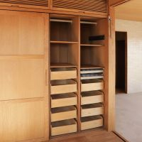 目黒区自由が丘の賃貸物件/クローゼットの中は棚と引き出しを組み合わせた使いやすい造り。衣類もすっきり整理できる