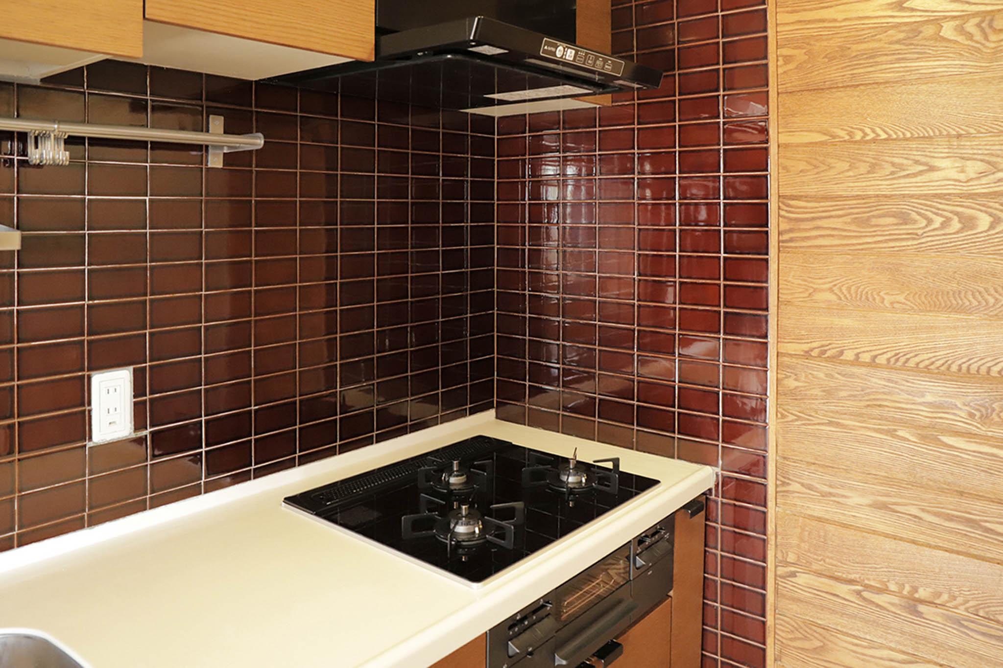 目黒区自由が丘の賃貸物件/3口ガスコンロのアップ。艶やかなタイルに囲まれた、料理好きにはたまらないキッチンまわり