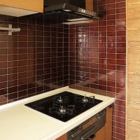 目黒区自由が丘の賃貸物件/3口ガスコンロのアップ。艶やかなタイルに囲まれた、料理好きにはたまらないキッチンまわり