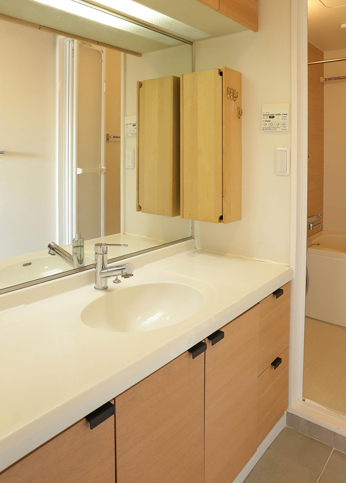 目黒区自由が丘の賃貸物件/ワイドなカウンターに大きな鏡。ゆったり使える洗面台で、朝の支度もはかどる