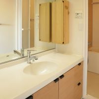 目黒区自由が丘の賃貸物件/ワイドなカウンターに大きな鏡。ゆったり使える洗面台で、朝の支度もはかどる