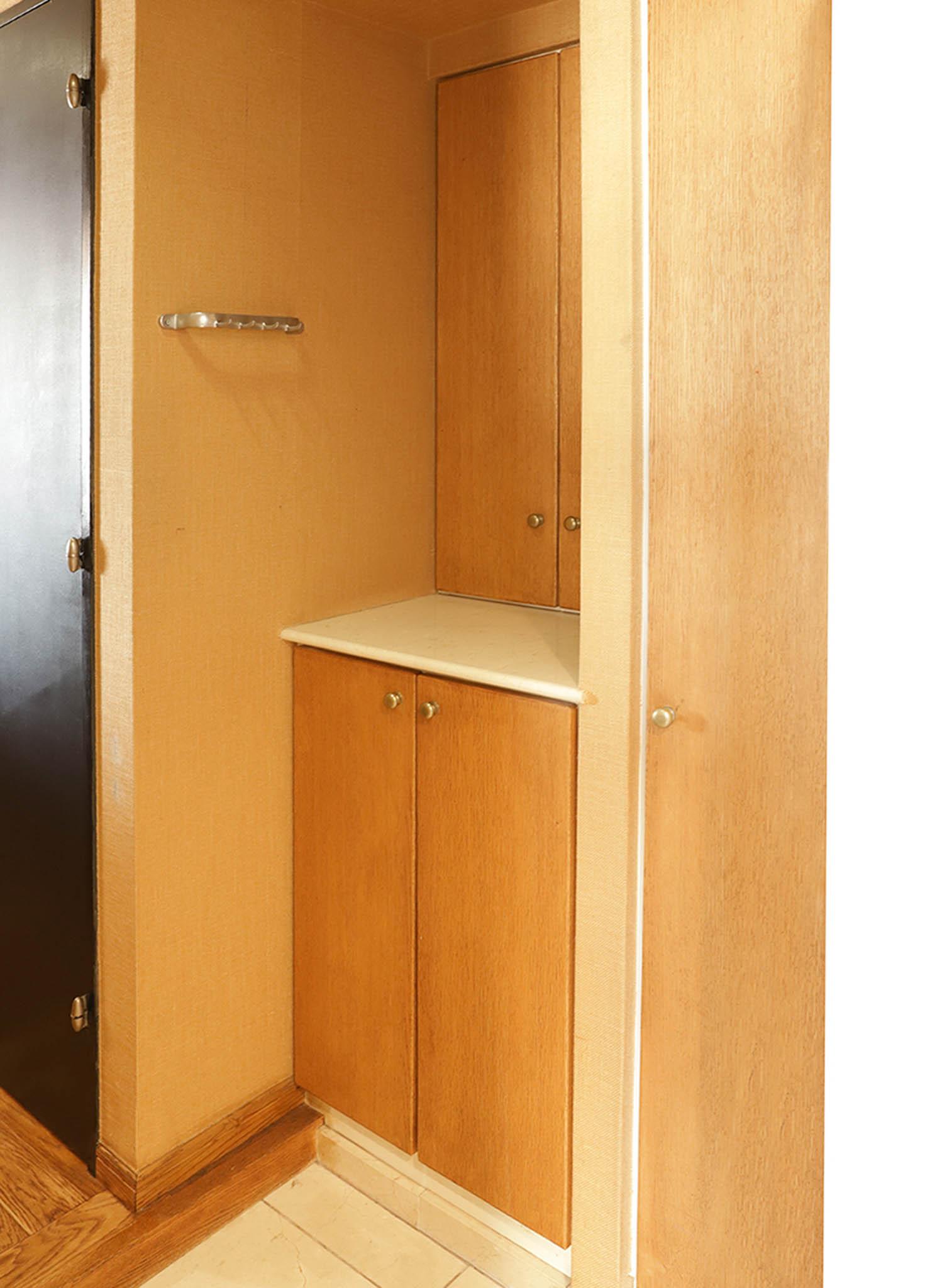 目黒区自由が丘の賃貸物件/玄関脇の収納スペース。上下に分かれた造りで、靴以外もまとめて収められる