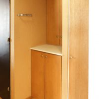 目黒区自由が丘の賃貸物件/玄関脇の収納スペース。上下に分かれた造りで、靴以外もまとめて収められる