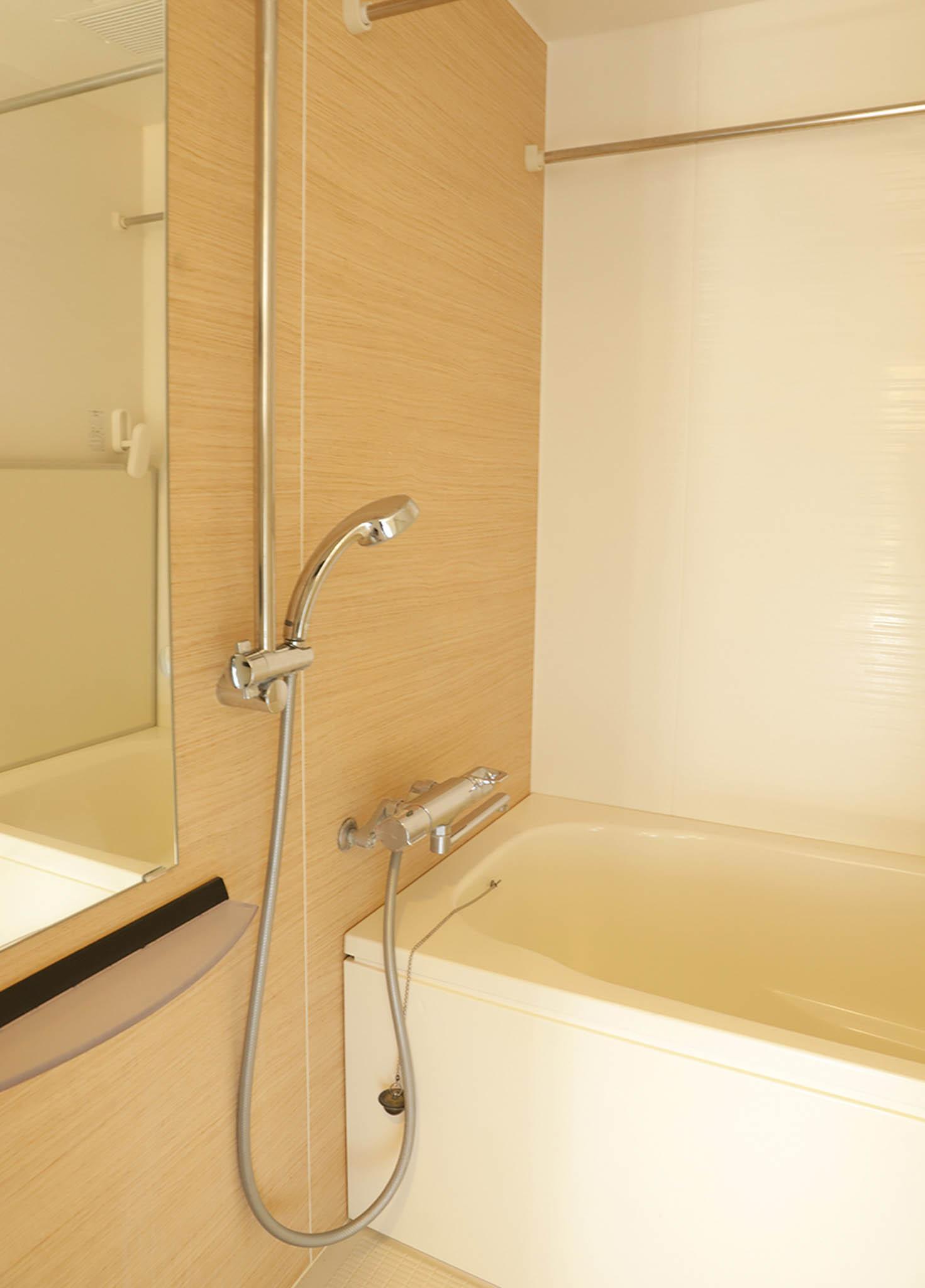 目黒区自由が丘の賃貸物件/木目調パネルが落ち着きを与えるバスルーム