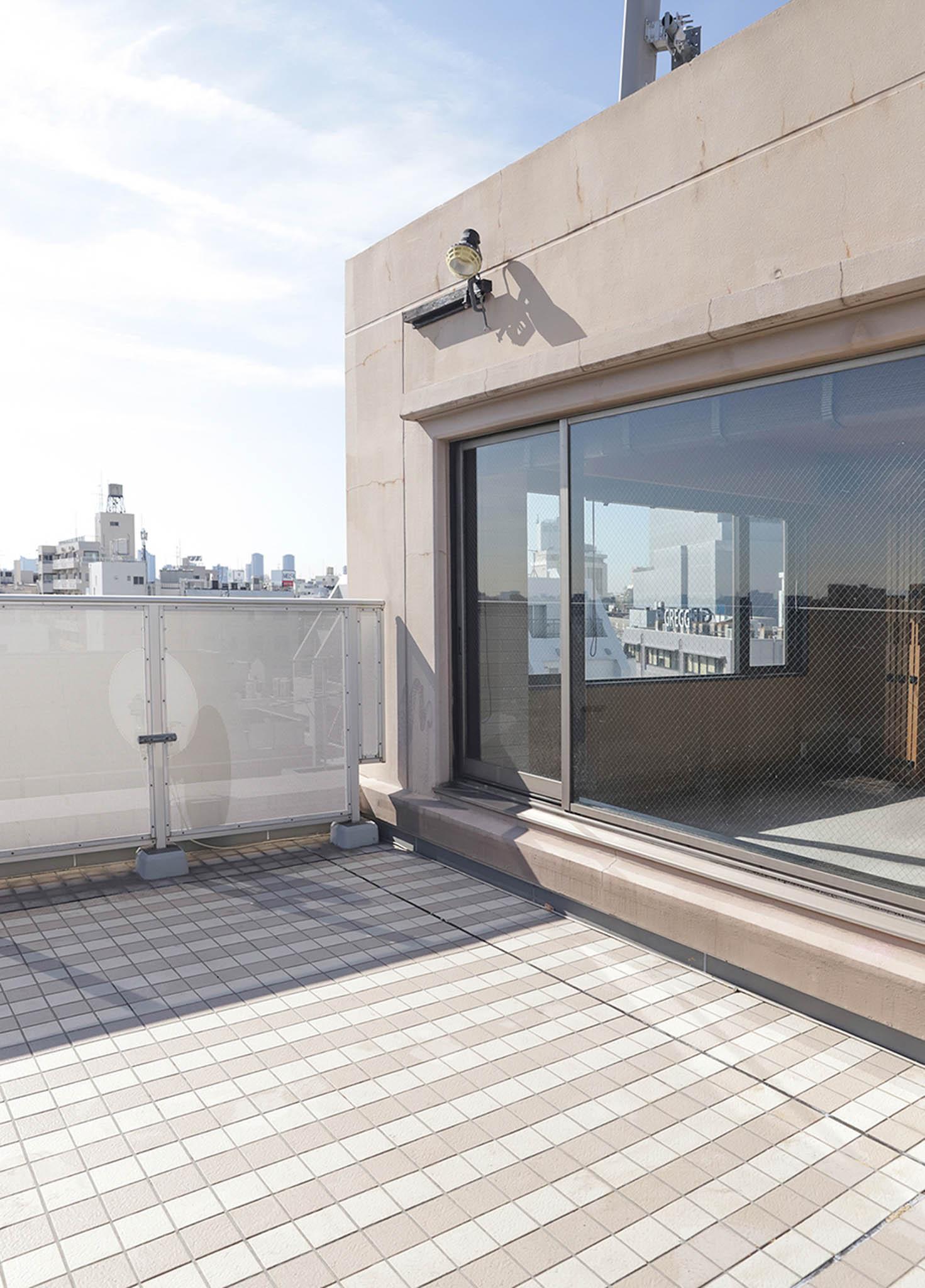 目黒区自由が丘の賃貸物件/室内への掃き出し窓を外から見たところ。行き来しやすく、室内との一体感も感じられる