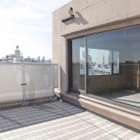 目黒区自由が丘の賃貸物件/室内への掃き出し窓を外から見たところ。行き来しやすく、室内との一体感も感じられる