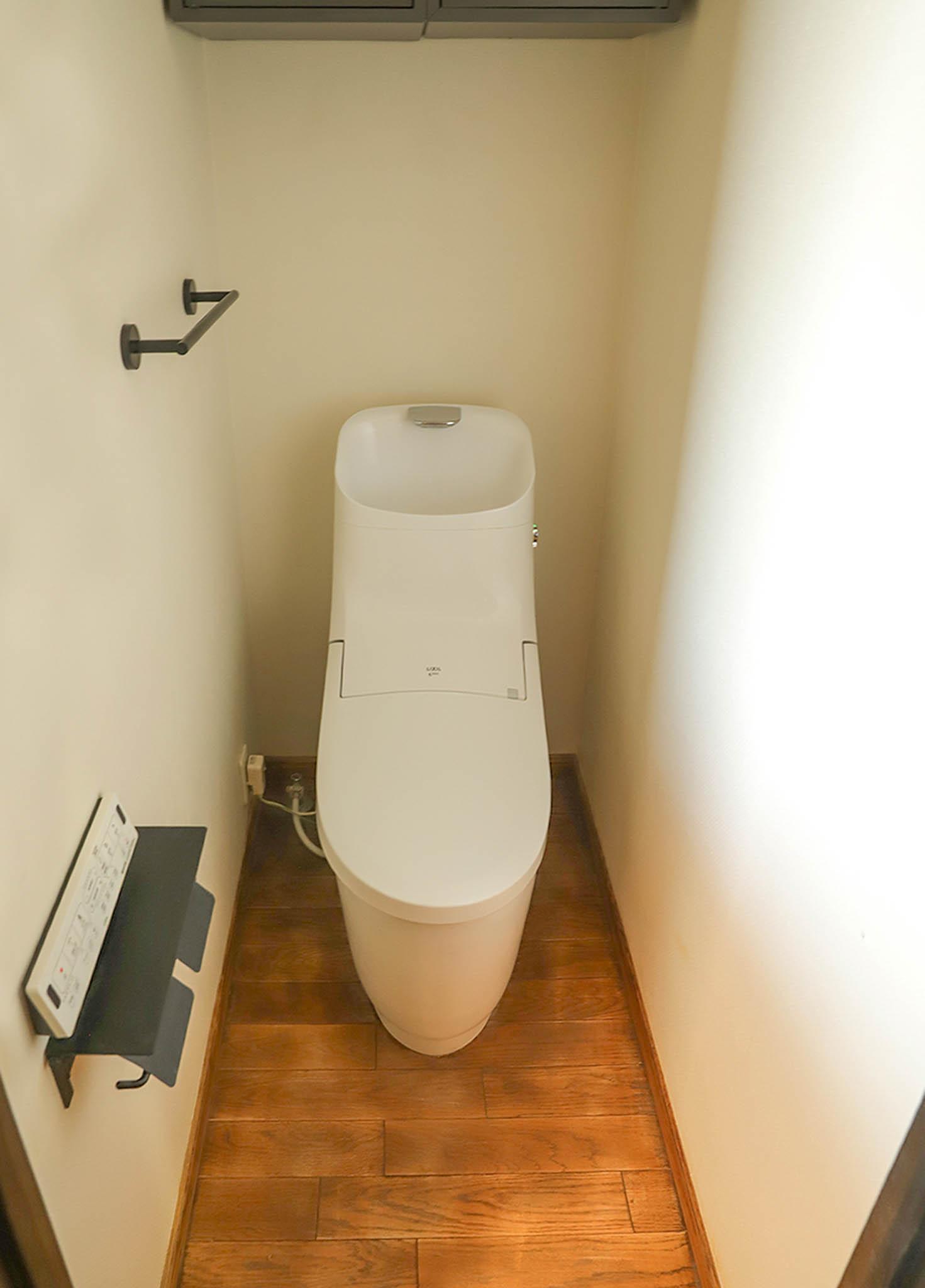 目黒区自由が丘の賃貸物件/ウォシュレット付きのすっきりしたトイレ。フローリング床が清潔感を演出している