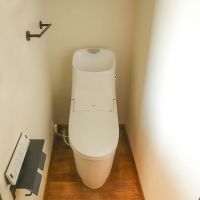 目黒区自由が丘の賃貸物件/ウォシュレット付きのすっきりしたトイレ。フローリング床が清潔感を演出している