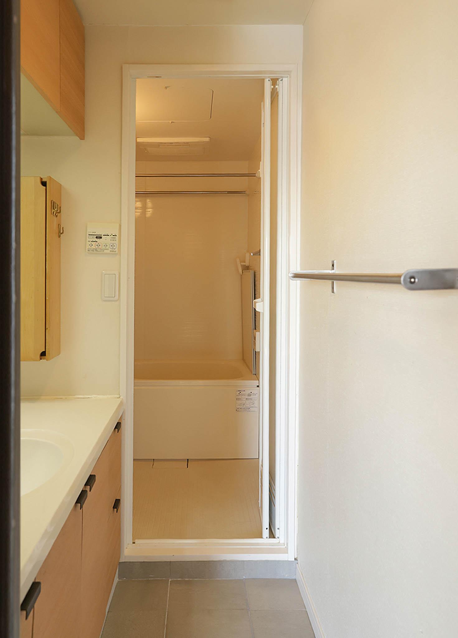 目黒区自由が丘の賃貸物件/洗面脱衣室から浴室へのアクセスもスムーズ。程よいサイズ感でまとめられた水まわり