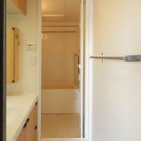 目黒区自由が丘の賃貸物件/洗面脱衣室から浴室へのアクセスもスムーズ。程よいサイズ感でまとめられた水まわり