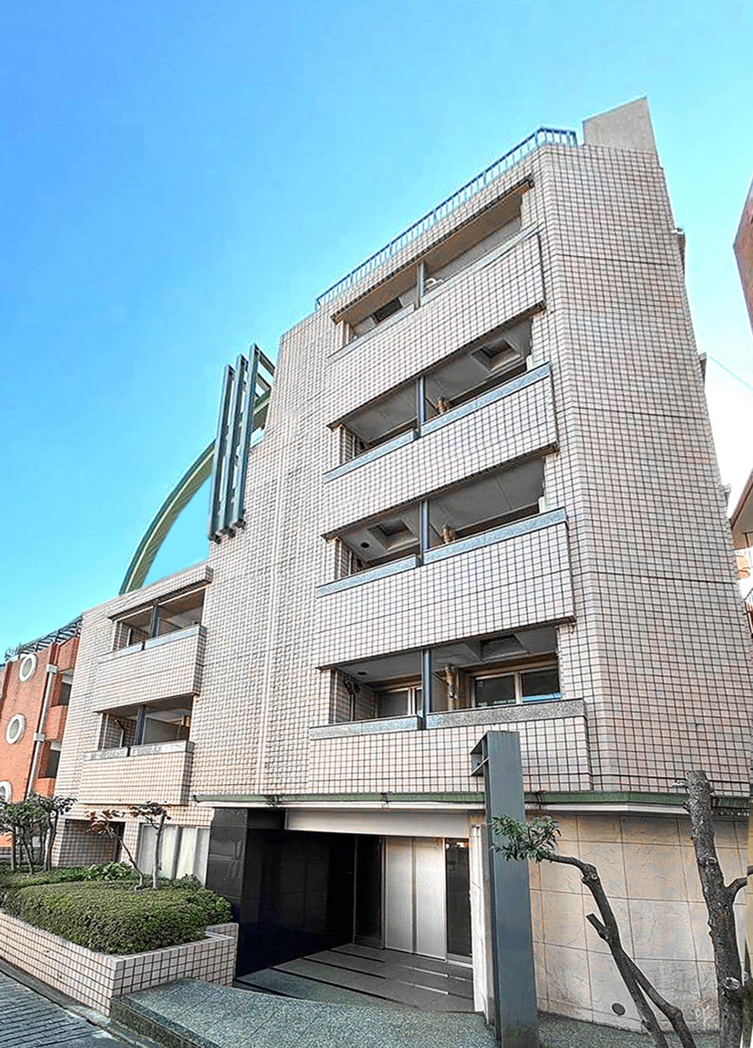 目黒区自由が丘の賃貸物件/6階建てのマンション外観。自由が丘駅から徒歩約4分