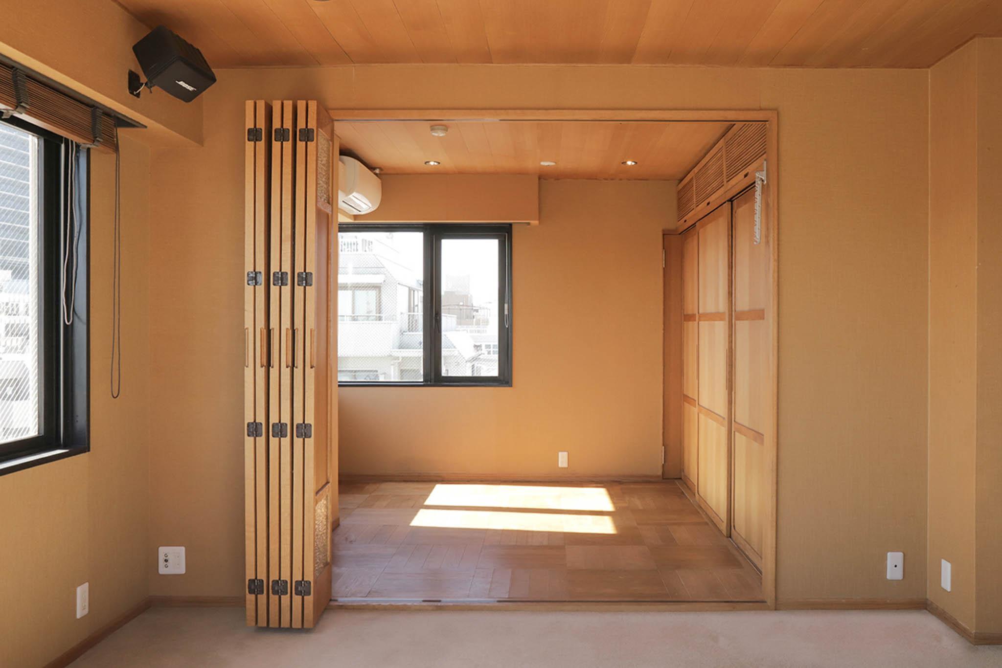 目黒区自由が丘の賃貸物件/折り畳み式の木製間仕切りを開けば、カーペットとフローリング、2つの空間がひとつに繋がる