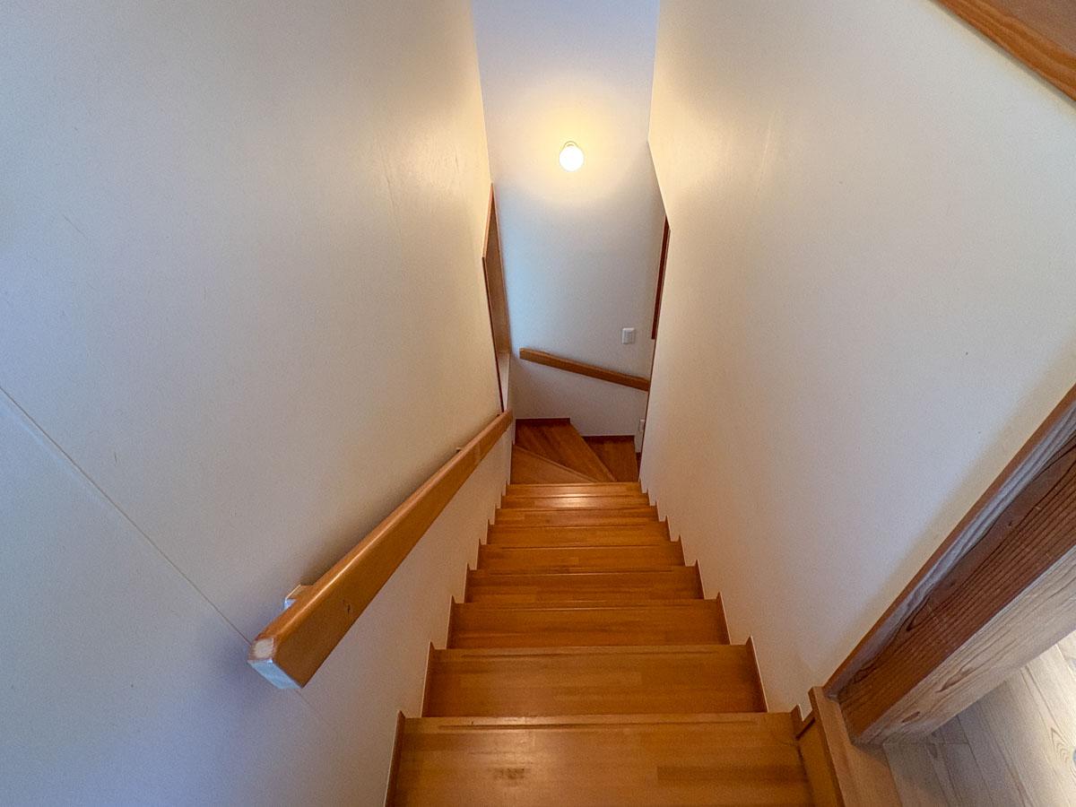 東村山市青葉町の売買物件/階段を降りて1階へ　今度は水回りを見てみましょう