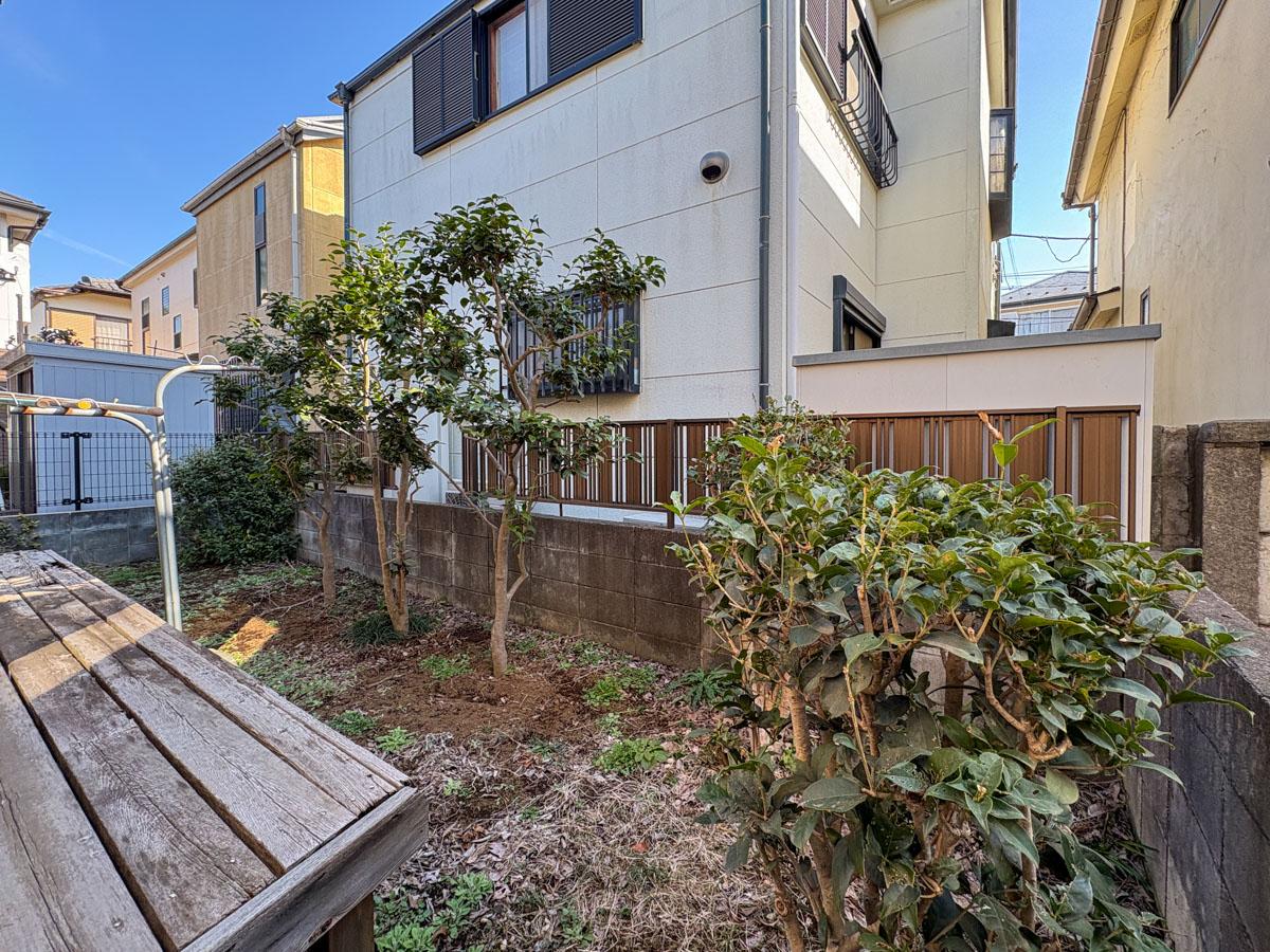 東村山市青葉町の売買物件/庭　ウッドデッキは経年で朽ちているので撤去、もしくは作り直しが必須