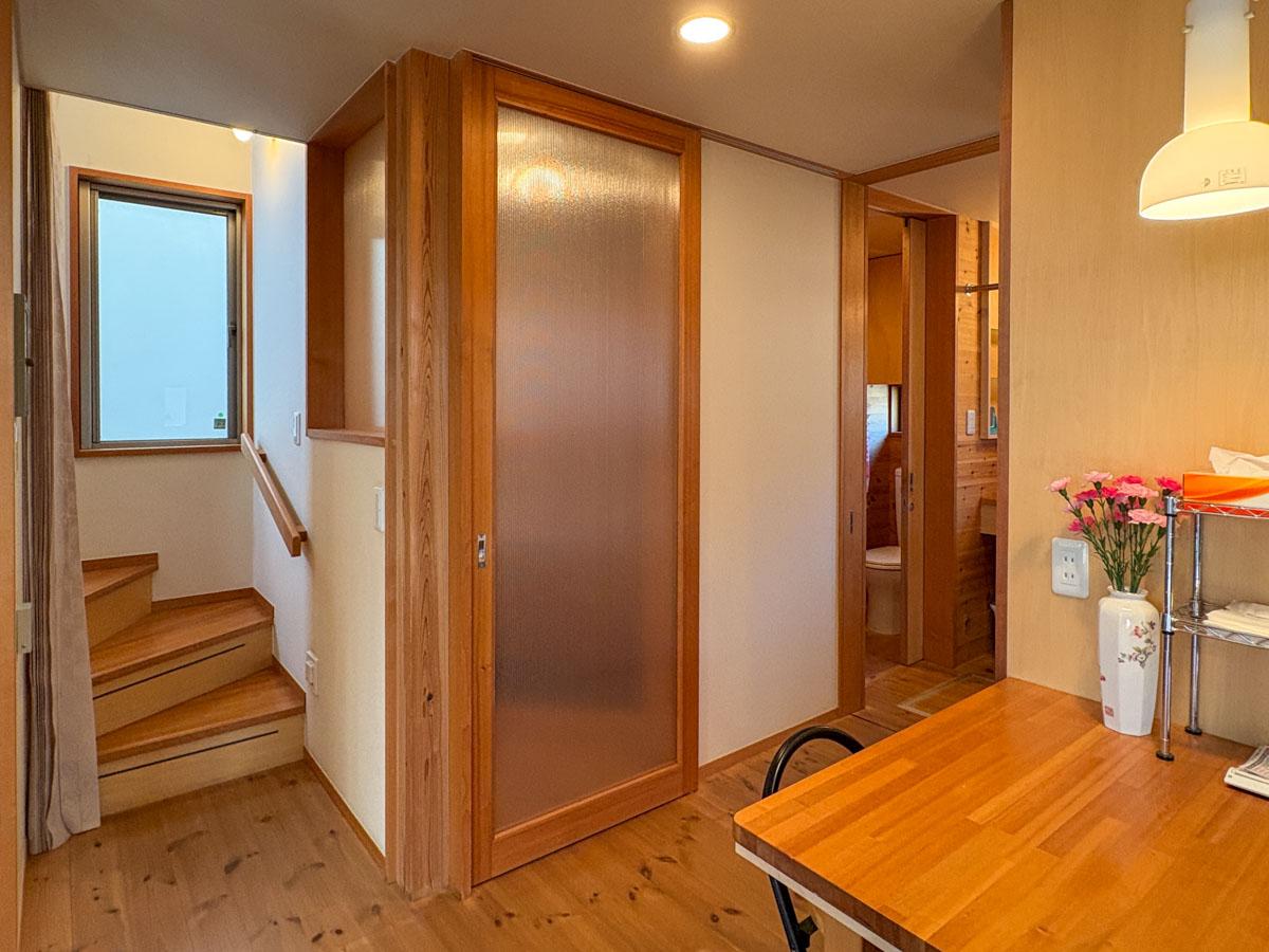 東村山市青葉町の売買物件/1階　写真中央は玄関へつながる引き戸　右手方向に行くと洗面脱衣所・浴室・トイレにつながっている