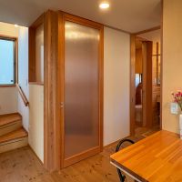 東村山市青葉町の売買物件/1階　写真中央は玄関へつながる引き戸　右手方向に行くと洗面脱衣所・浴室・トイレにつながっている