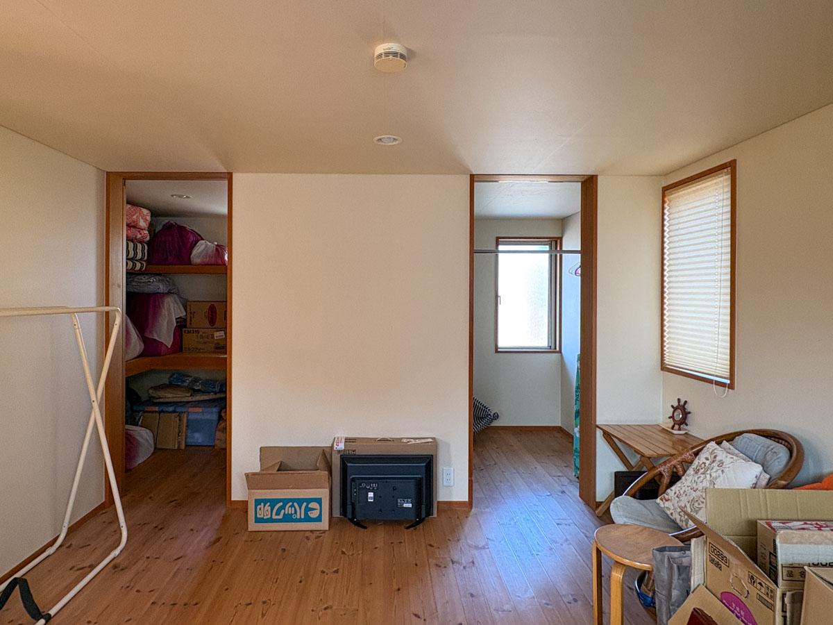 東村山市青葉町の売買物件/2階　8畳の洋室に加えて2畳の納戸と3畳の納戸（OMソーラー機械室）がある