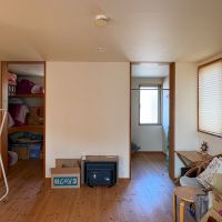 東村山市青葉町の売買物件/2階　8畳の洋室に加えて2畳の納戸と3畳の納戸（OMソーラー機械室）がある