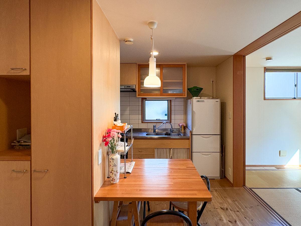 東村山市青葉町の売買物件/1階ダイニング　1〜2人で囲むのにちょうどいいサイズのテーブルが設置されている（撤去予定）