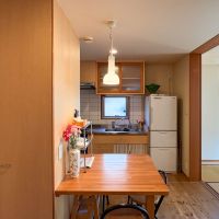 東村山市青葉町の売買物件/1階ダイニング　1〜2人で囲むのにちょうどいいサイズのテーブルが設置されている（撤去予定）