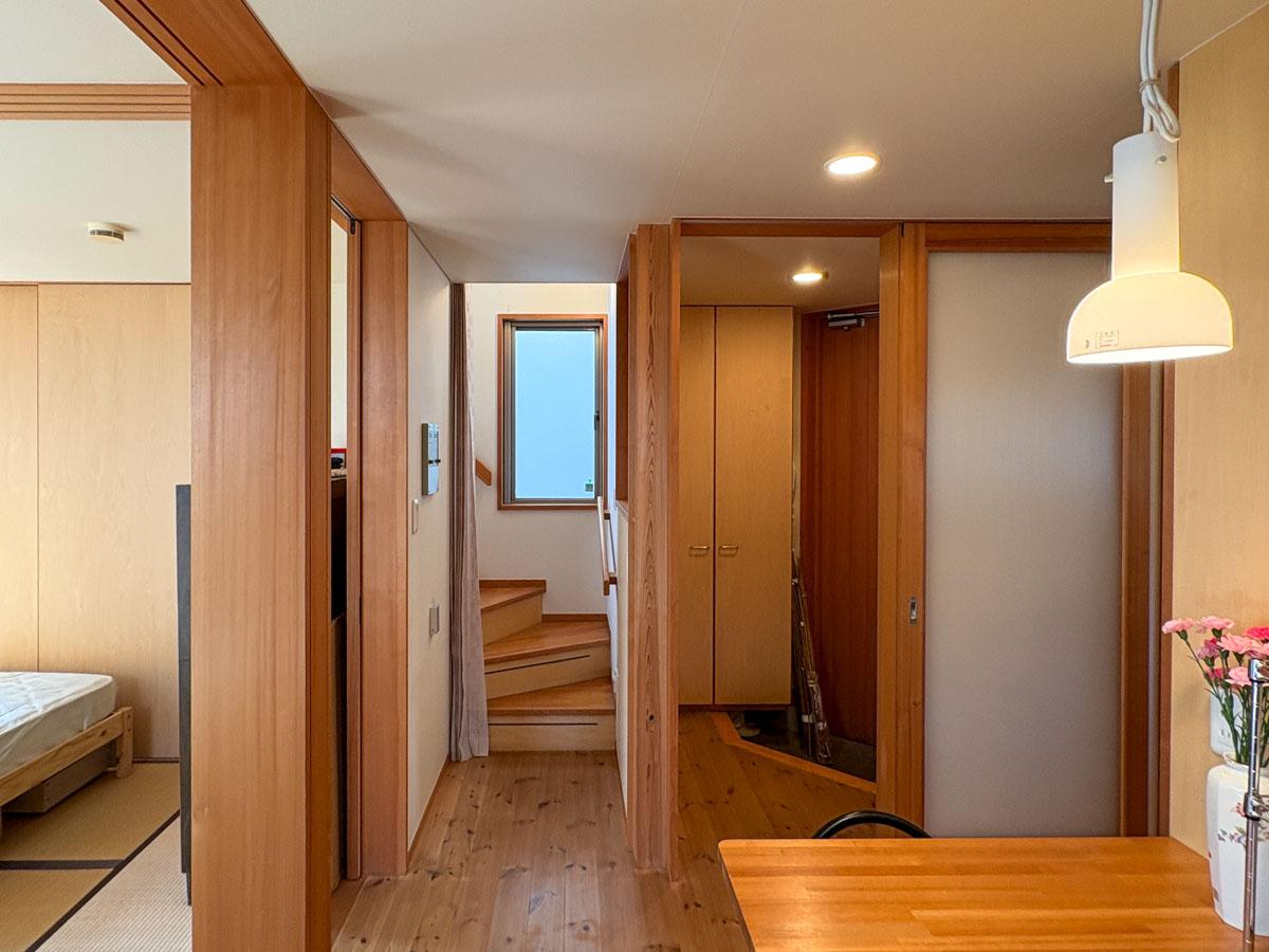 東村山市青葉町の売買物件/玄関へつながる引き戸を開けるとこんな感じ　階段を登って2階へ