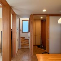 東村山市青葉町の売買物件/玄関へつながる引き戸を開けるとこんな感じ　階段を登って2階へ