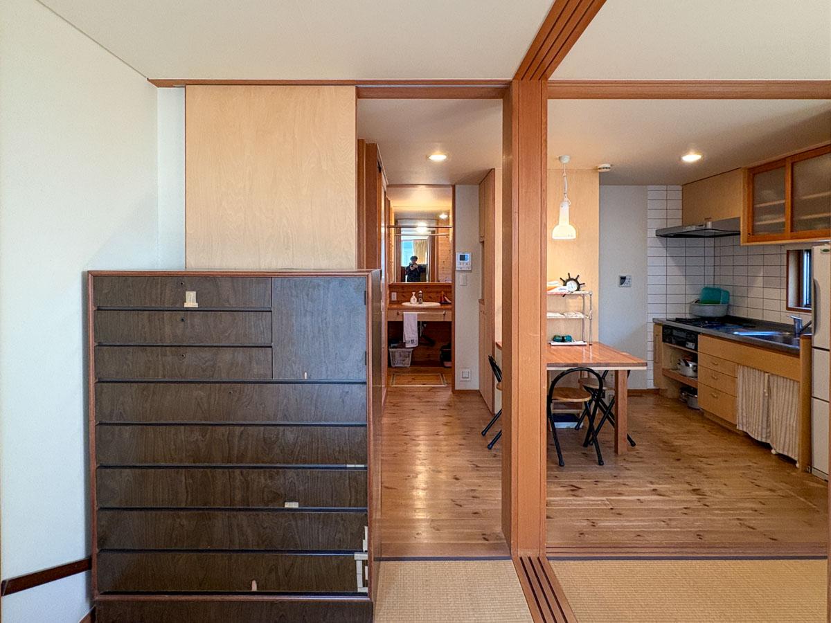 東村山市青葉町の売買物件/4畳部屋からダイニング方向への視点