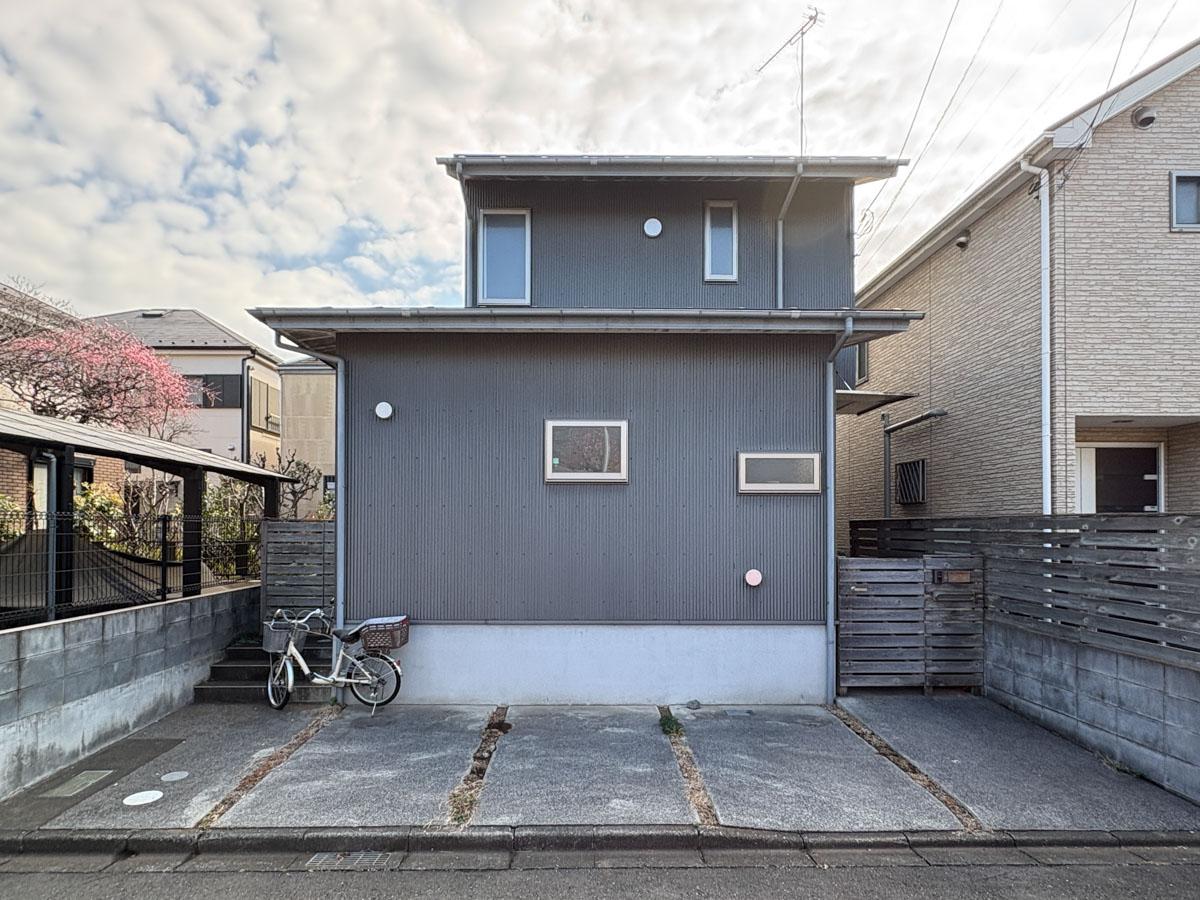 東村山市青葉町の売買物件/外観　車は1台分　加えて自転車、バイクも置けるサイズ感