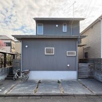 東村山市青葉町の売買物件/外観　車は1台分　加えて自転車、バイクも置けるサイズ感