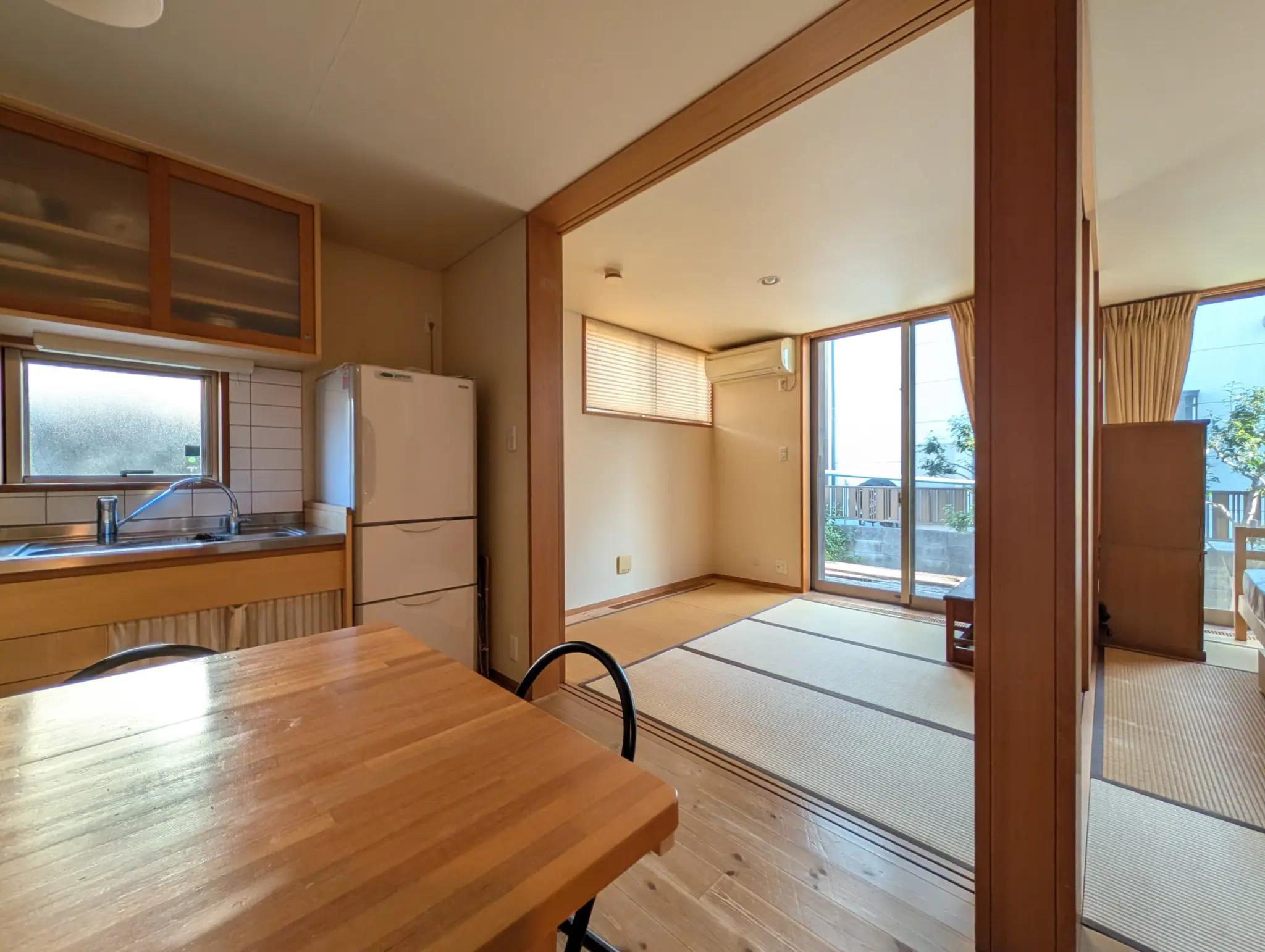 東村山市青葉町の売買物件/南側にある庭のおかげで日当たりは上々（家具などは撤去されます）