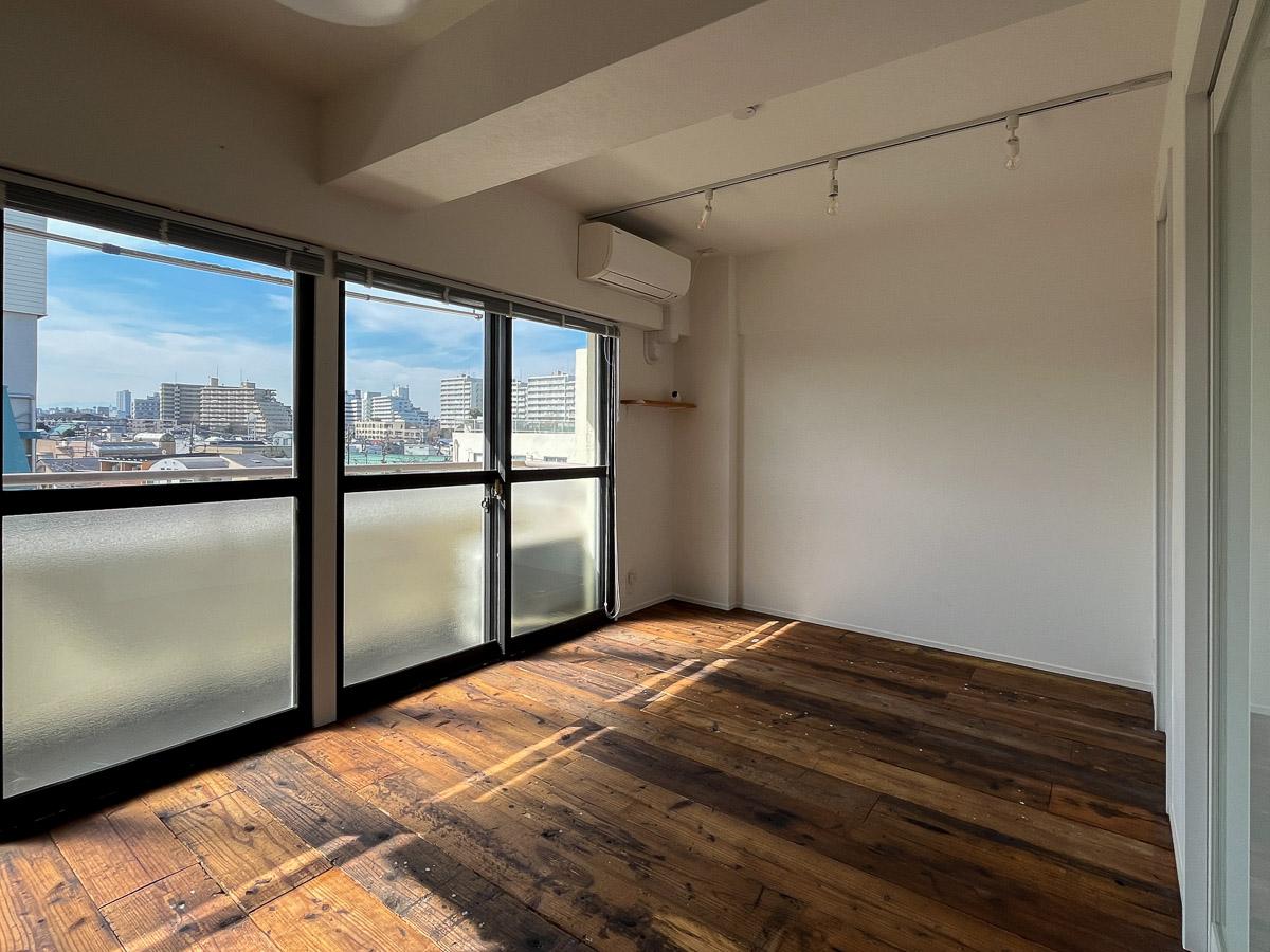 目黒区東山の賃貸物件/杉の足場板が敷き詰められた空間