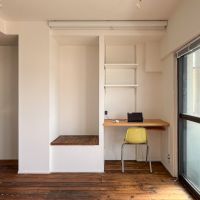 目黒区東山の賃貸物件/小さなベンチとデスクが備え付け