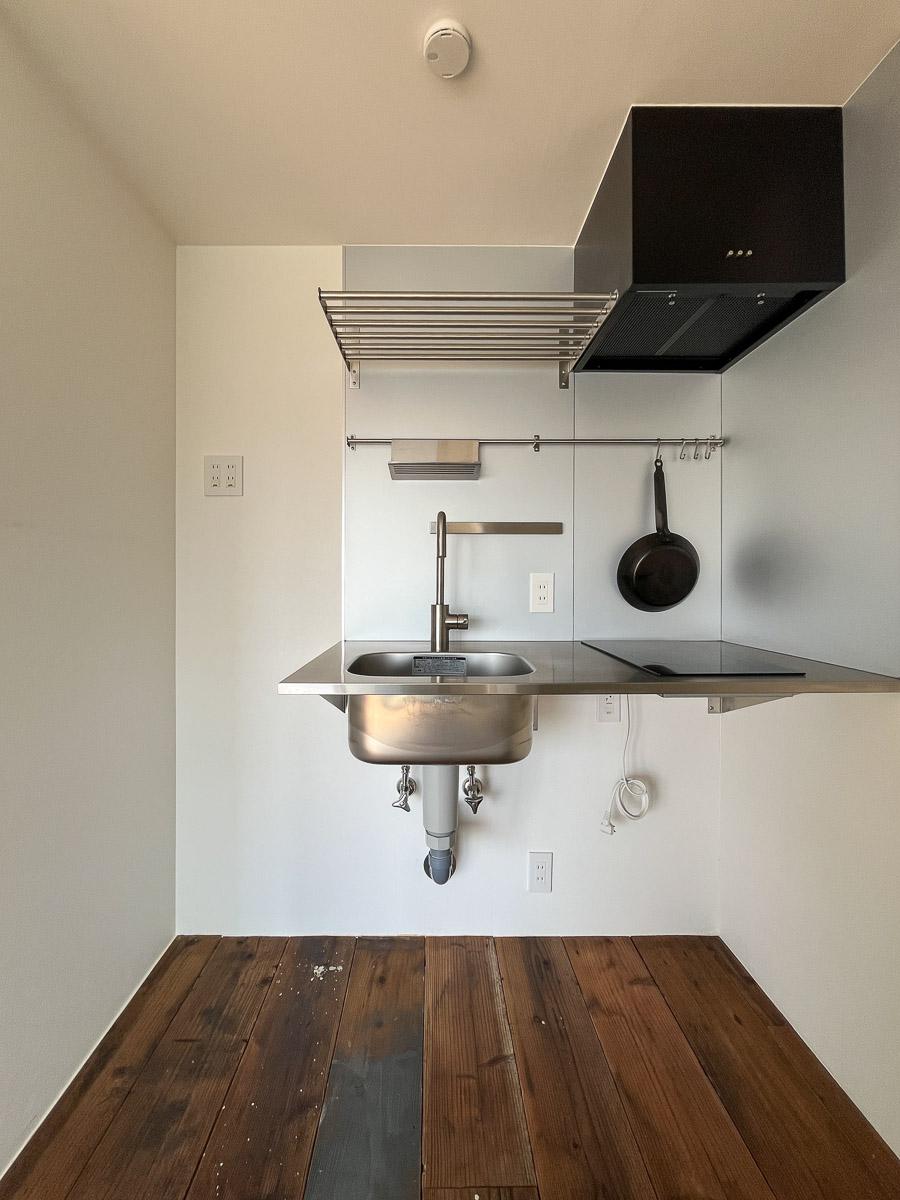 目黒区東山の賃貸物件/無駄を削ぎ落とした、壁付けステンレスキッチン