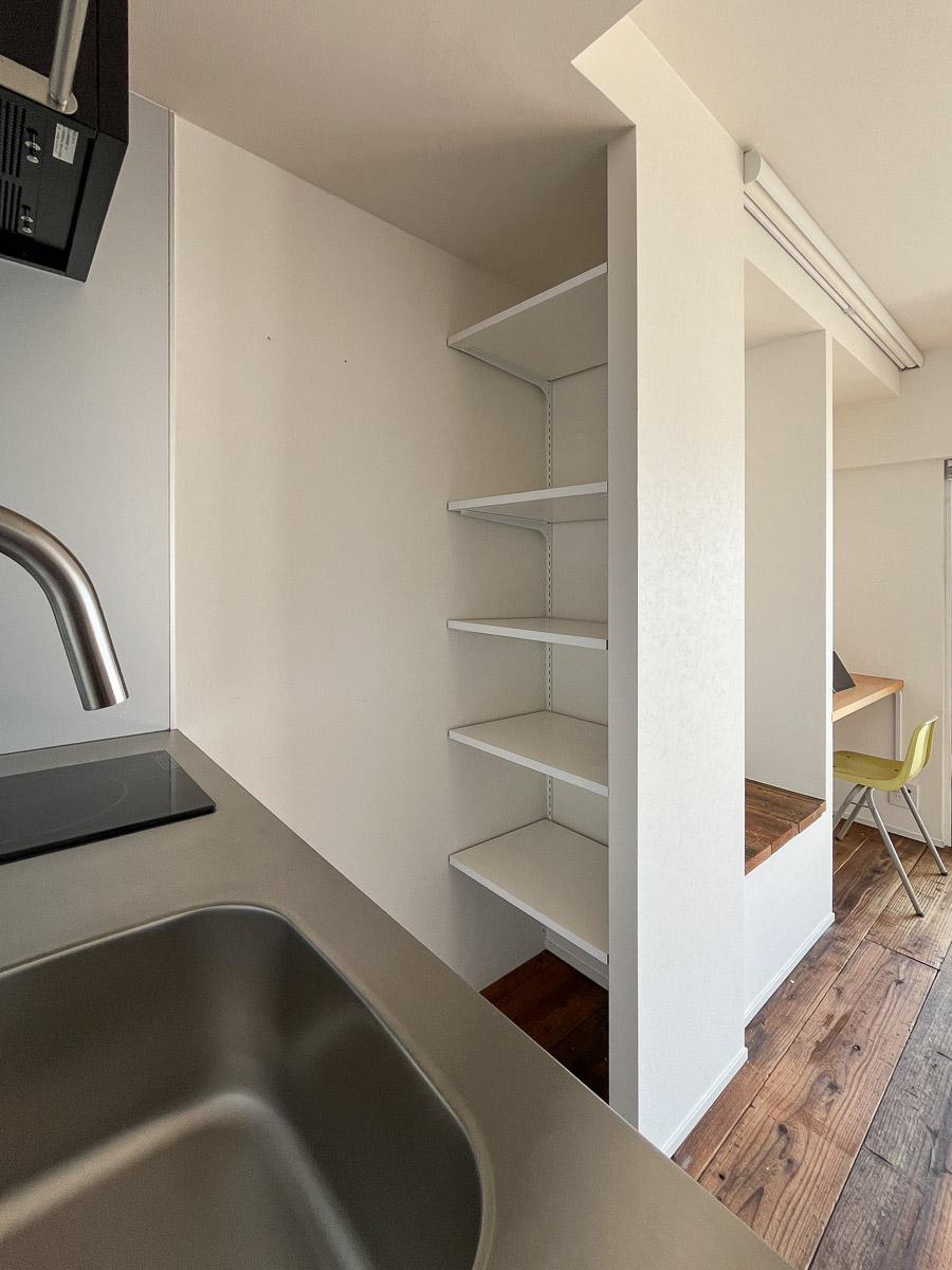 目黒区東山の賃貸物件/キッチン背面には備え付けの収納棚