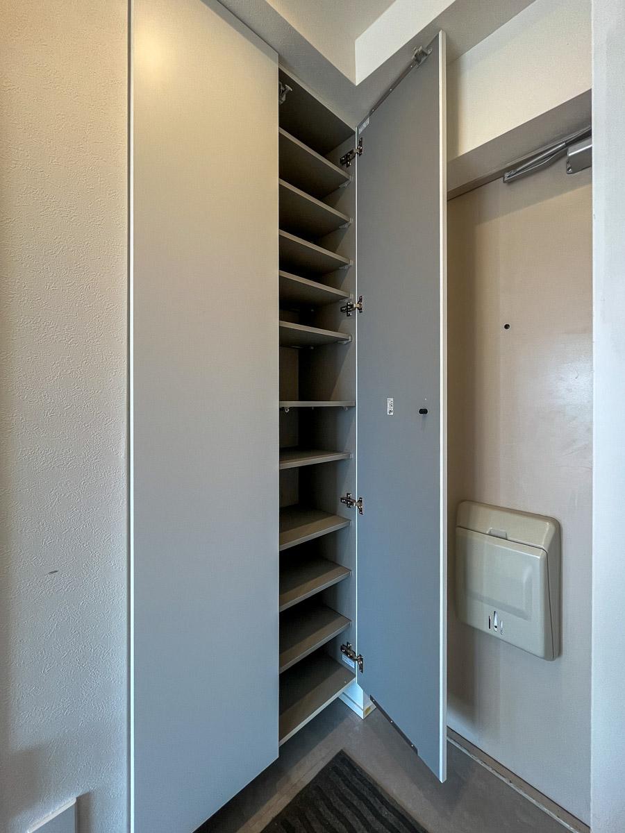 目黒区東山の賃貸物件/玄関横にも収納がついています