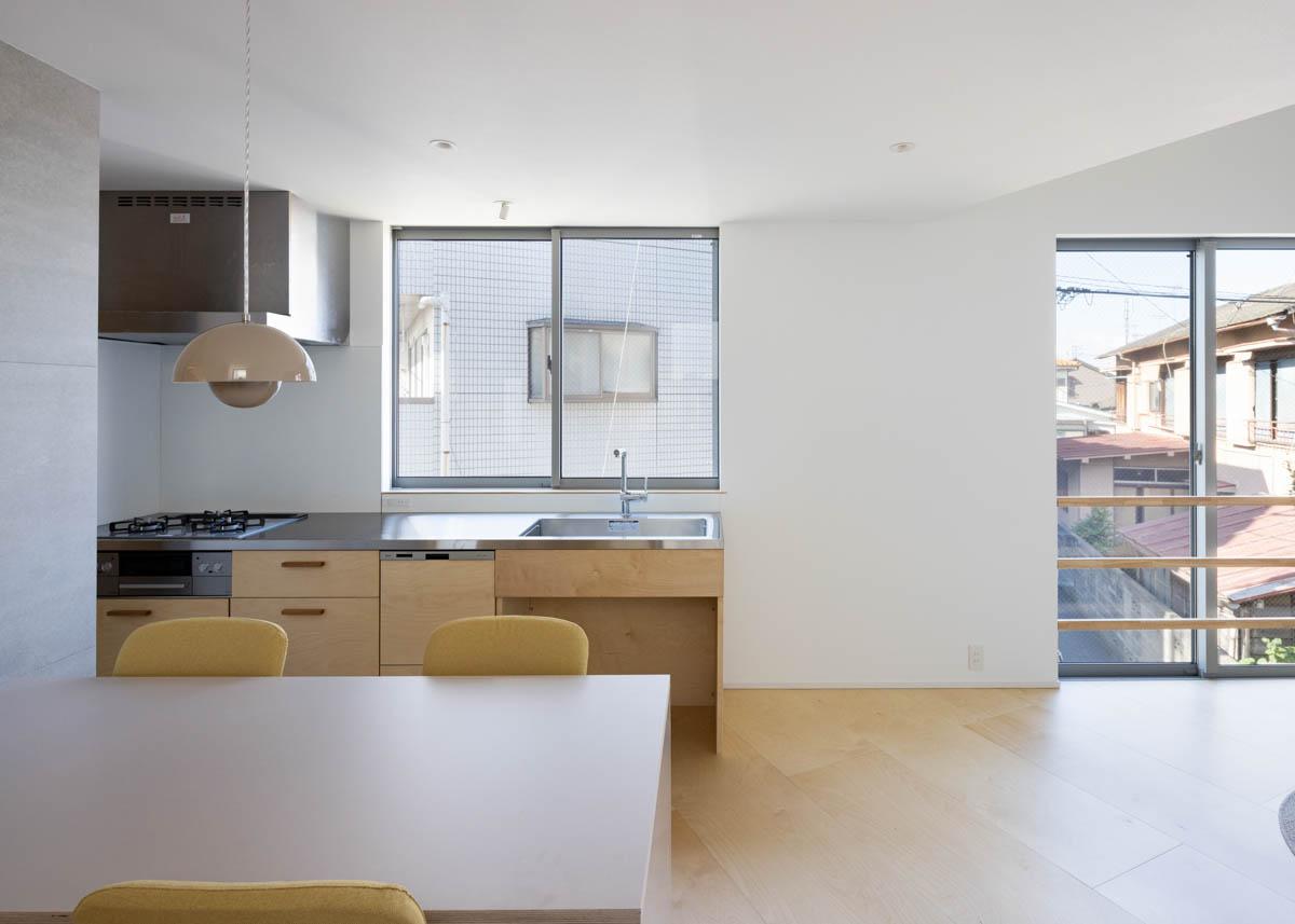 東京都昭島市東町の売買物件/キッチン、リビングに大きな窓。西向きになっていて、午後に光が注ぎます