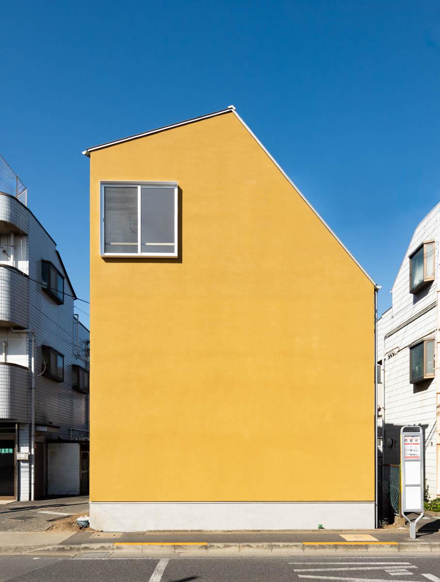 東京都昭島市東町の売買物件/街を明るくする黄色い外観。ちょこんとついた窓と独特なフォルム、まるでお店のようなかわいらしさがある