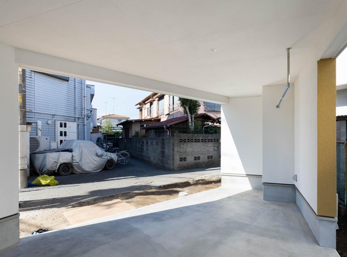 東京都昭島市東町の売買物件/三角形の駐車場は斜めに車を入れるかたち。ハンガーパイプや流しもついていてアウトドア用品を洗ったりもできます