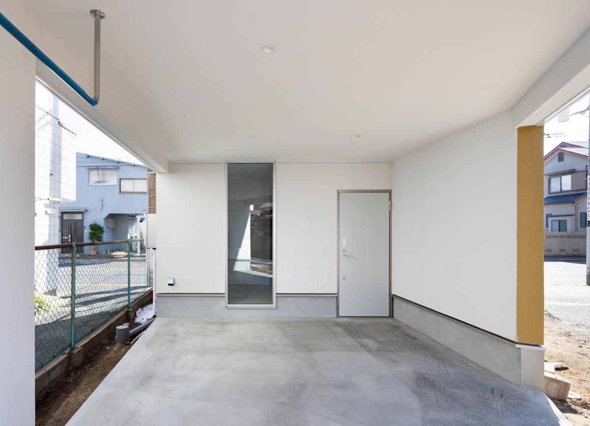 東京都昭島市東町の売買物件/玄関側を見て。敷地内駐車場がマストでなければ、ここを室内化する選択もアリ