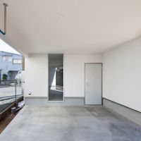 東京都昭島市東町の売買物件/玄関側を見て。敷地内駐車場がマストでなければ、ここを室内化する選択もアリ