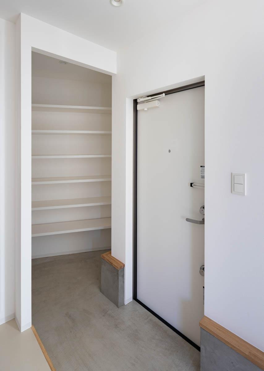 東京都昭島市東町の売買物件/玄関脇には大きなシューズクローク。靴だけではなく、アウトドア用品も収まりそう