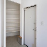 東京都昭島市東町の売買物件/玄関脇には大きなシューズクローク。靴だけではなく、アウトドア用品も収まりそう