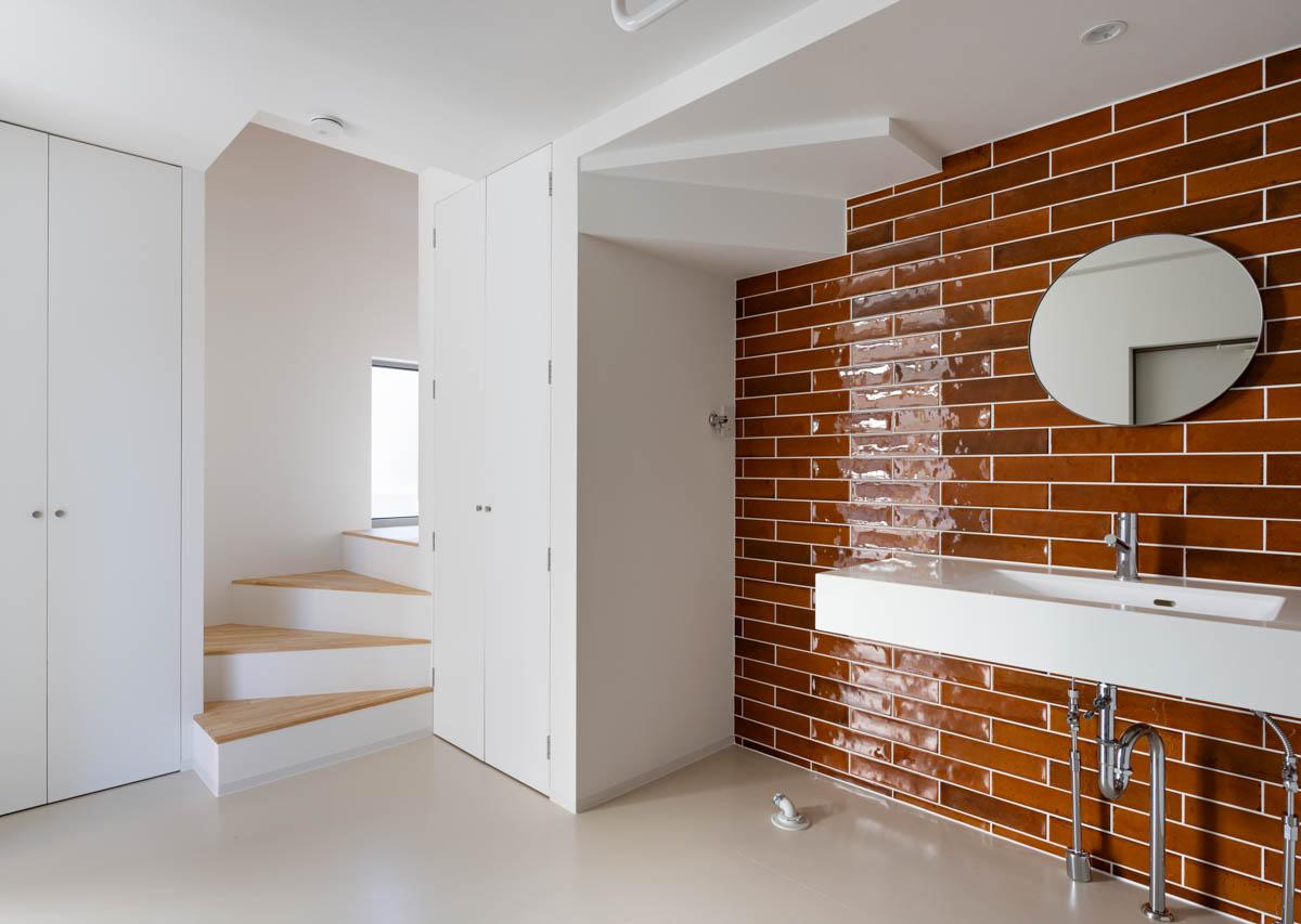 東京都昭島市東町の売買物件/玄関を開けると、エンジのタイルで仕上げられた手洗い洗面が待っています